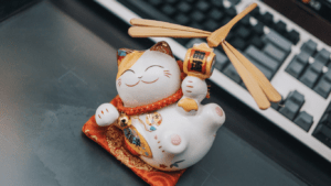 maneki-neko figurine